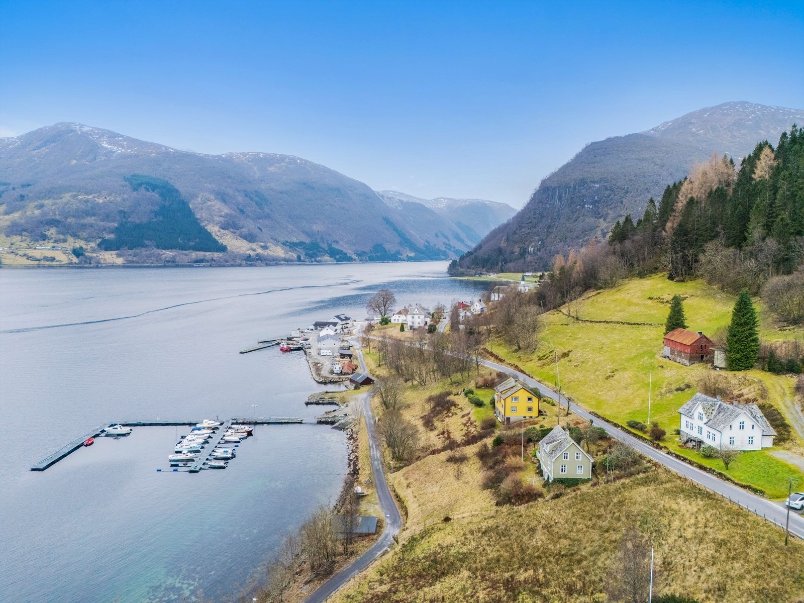 Velkommen til vakre Sognefjorden, og Sognefjordvegen 493, presentert av Eiendomsmegler Vest Nordhordland. Galleribilde