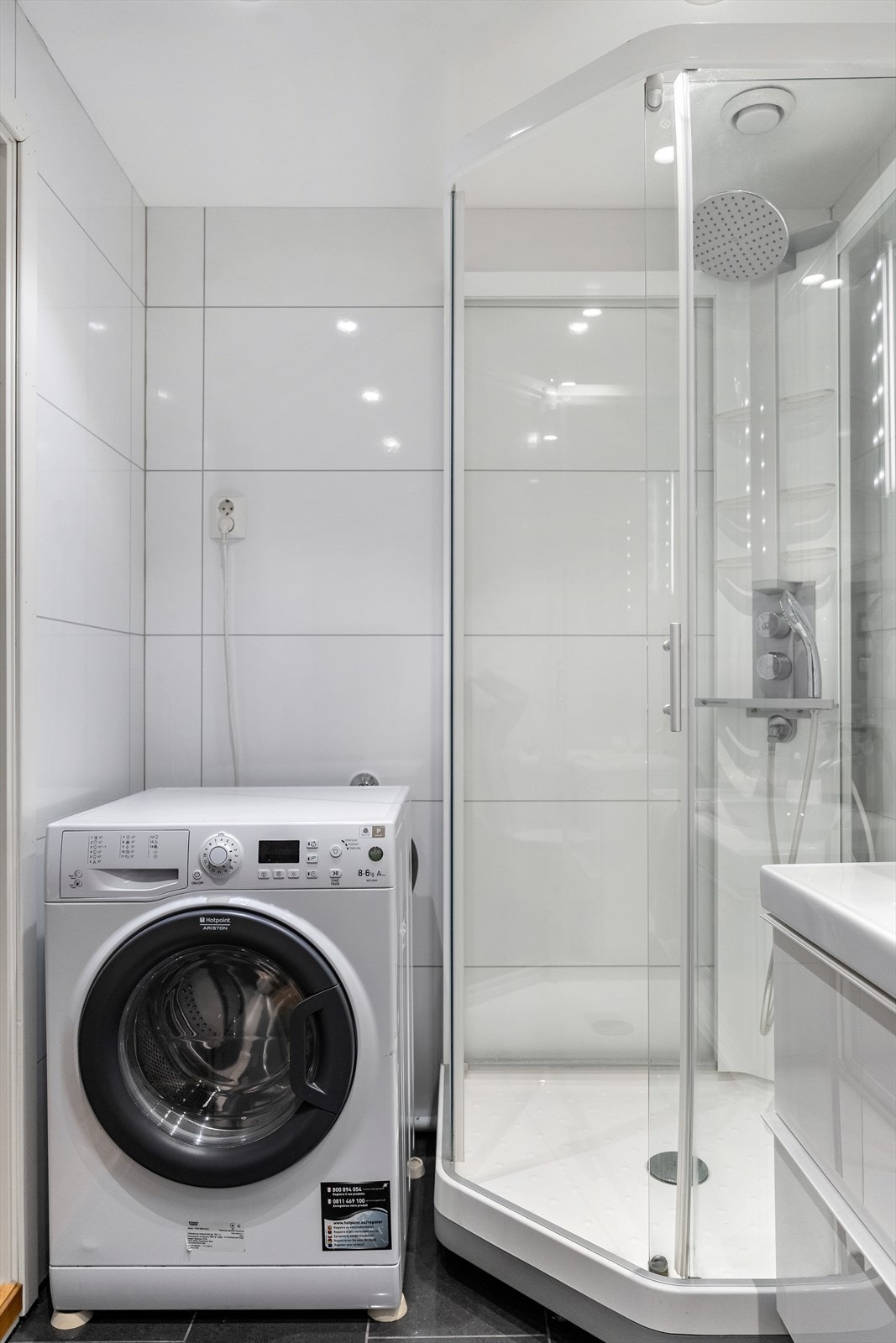 Badet har dusjkabinett, vask, toalett og opplegg for vaskemaskin Galleribilde