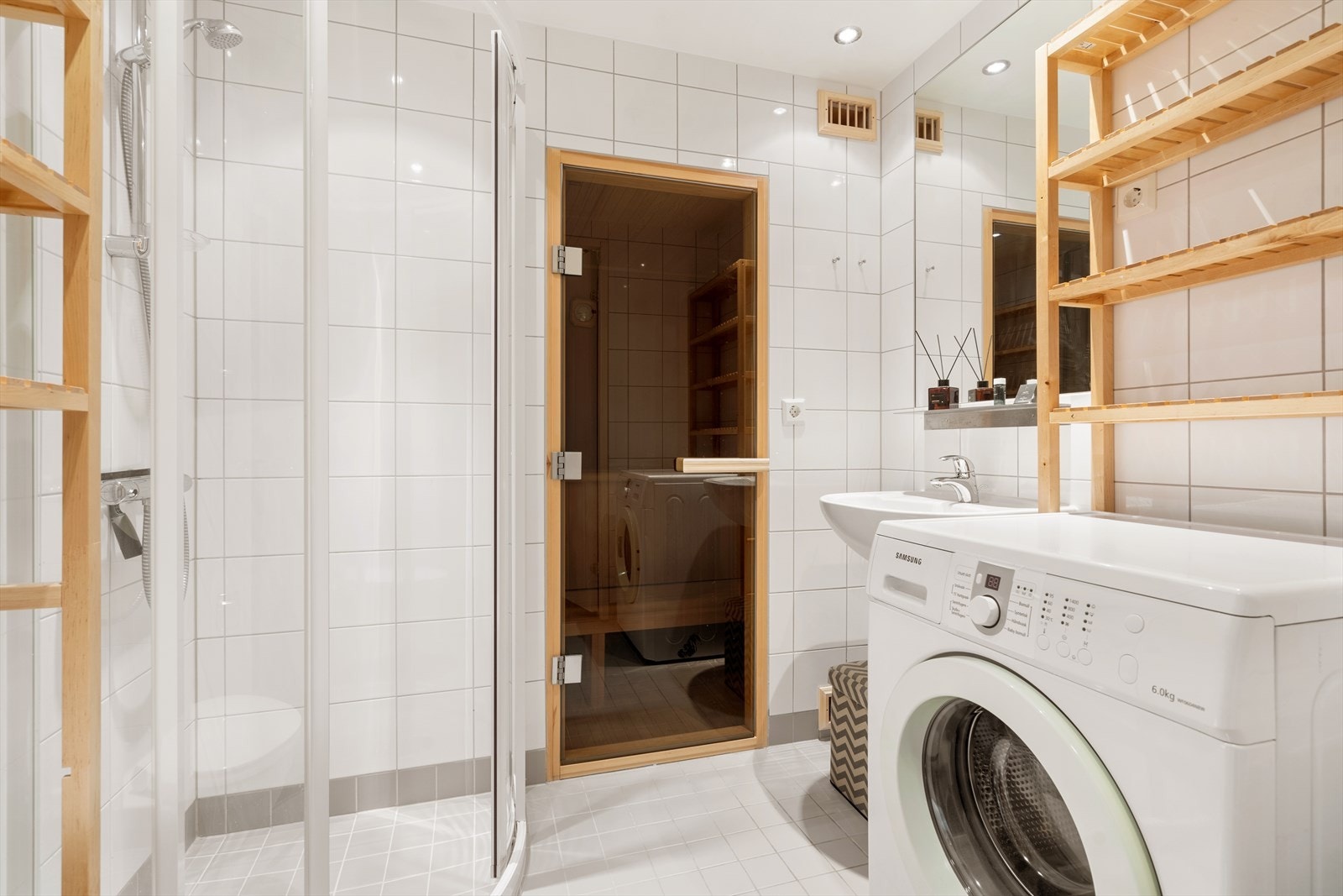 Helfliset bad med varmekabler i gulv og spotter i tak. Galleribilde