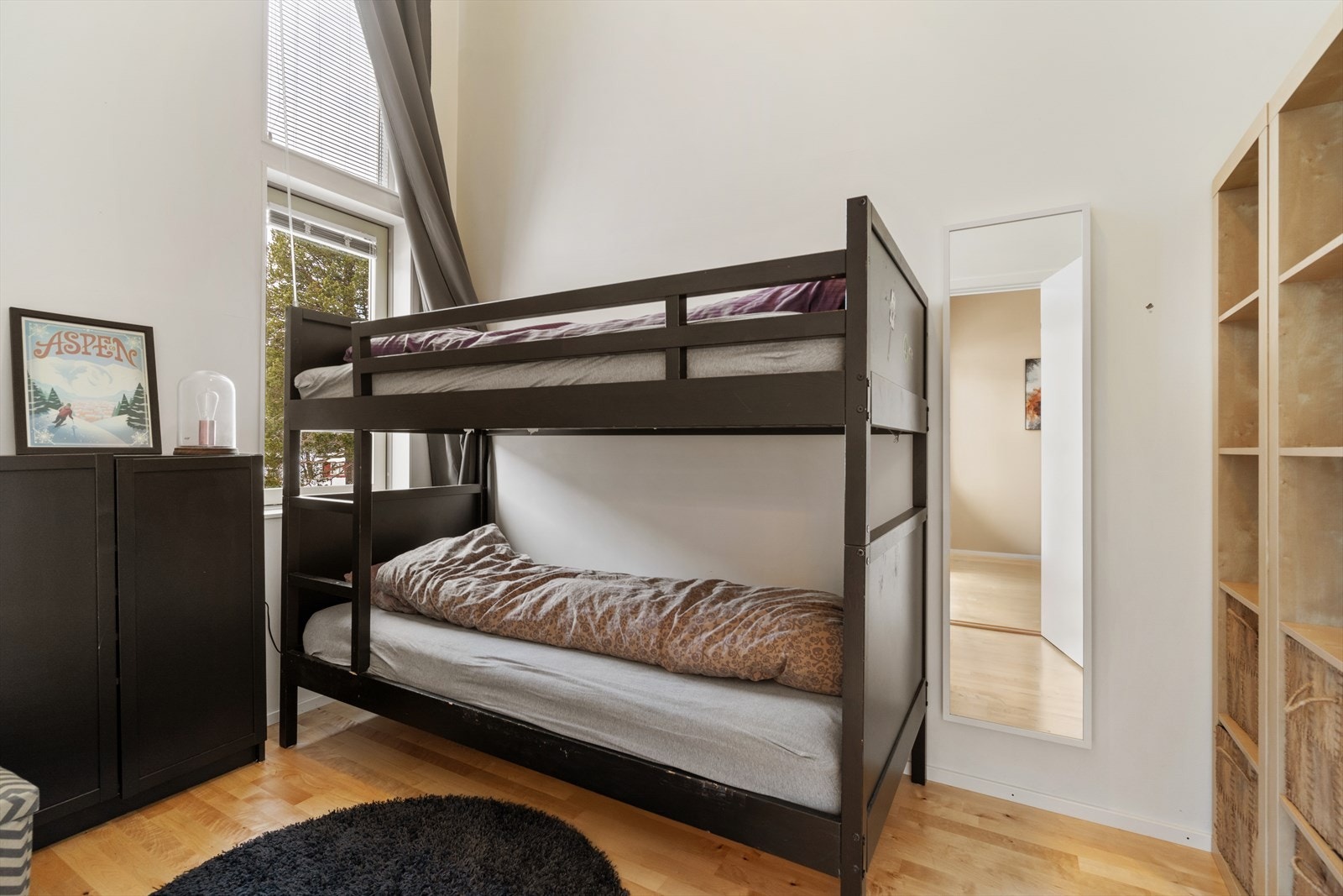 Leiligheten har totalt to gode soverom. Soverommene er av god størrelse med plass til seng/familiekøye, nattbord og ellers ønsket møblement. Galleribilde