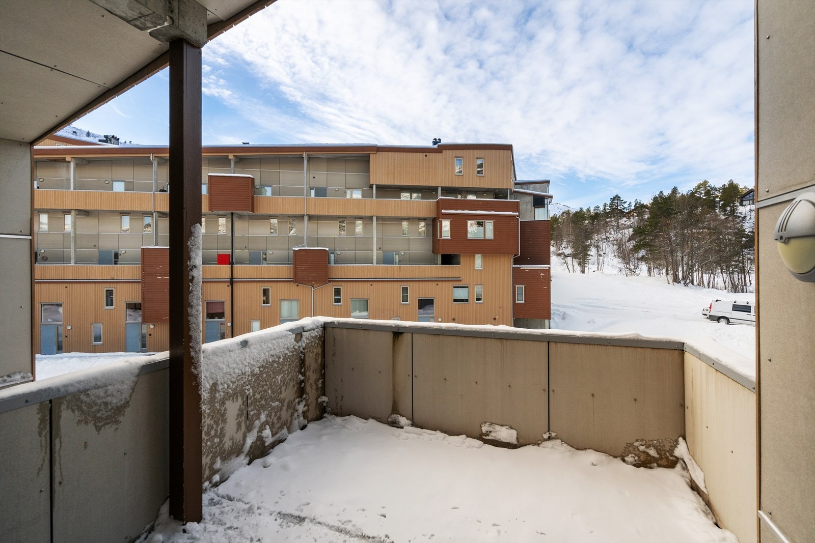 Fra spisestuen er det utgang til herlig balkong på 10 m² med flott utsikt og god plass til utemøblement. Galleribilde