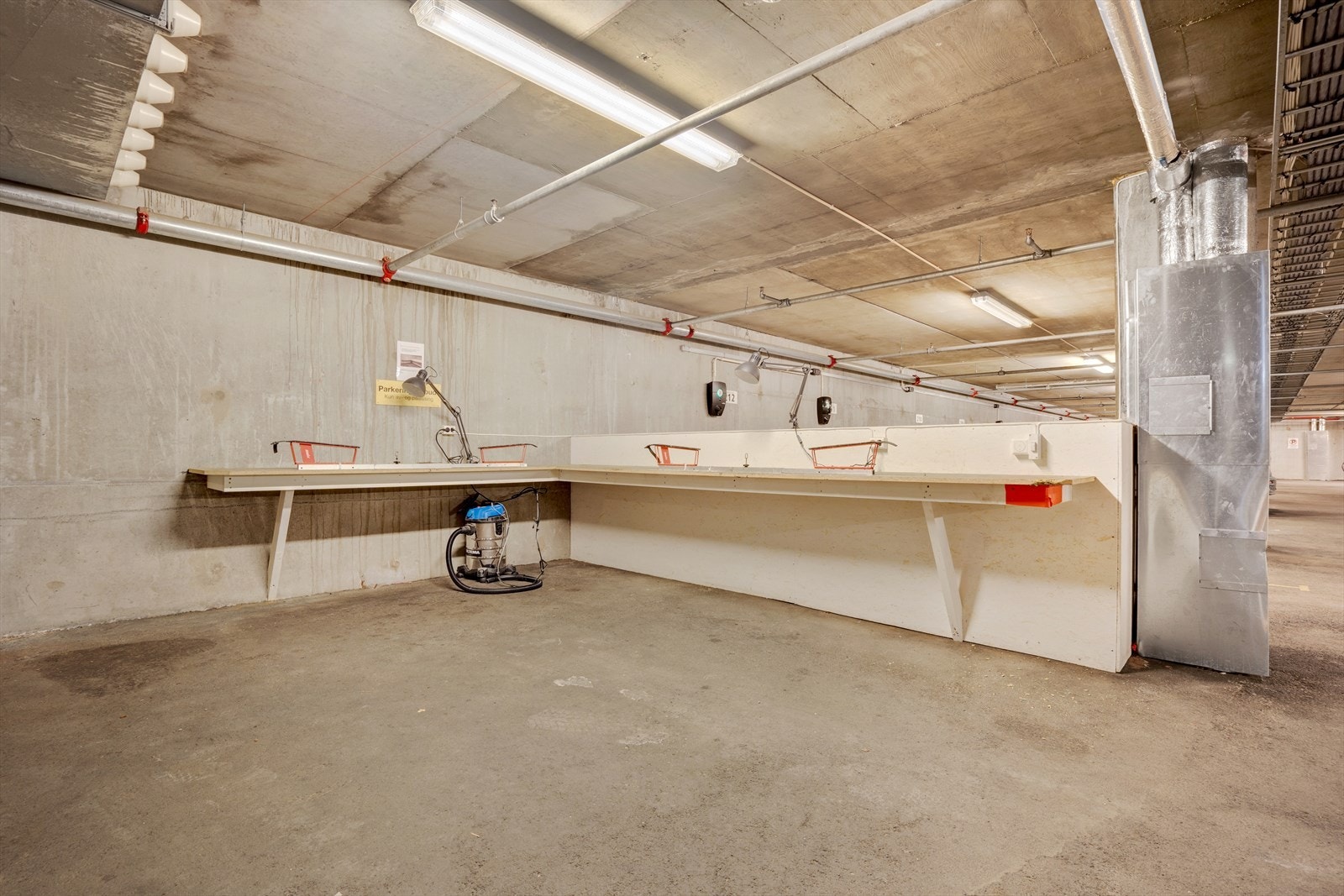 Felles preppeplass til ski i garasjeanlegg. Galleribilde