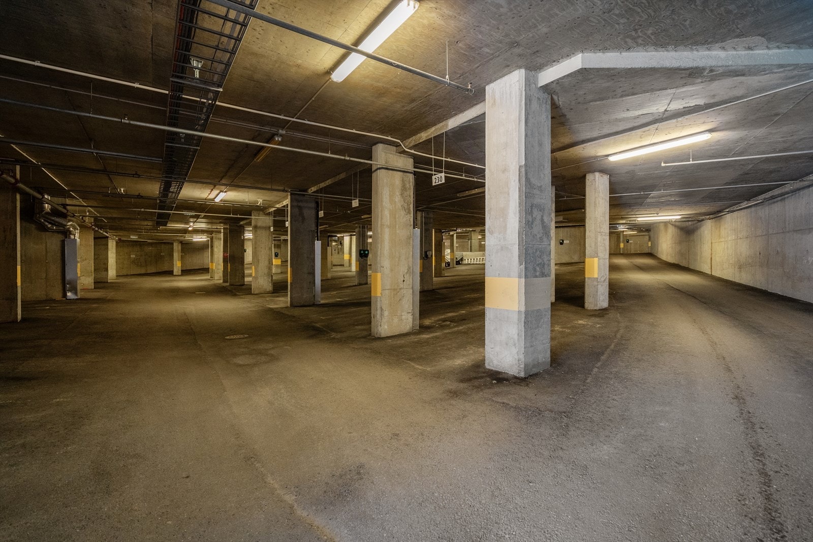 Leiligheten disponerer fast p-plass i lukket garasjeanlegg. El-billader. Galleribilde