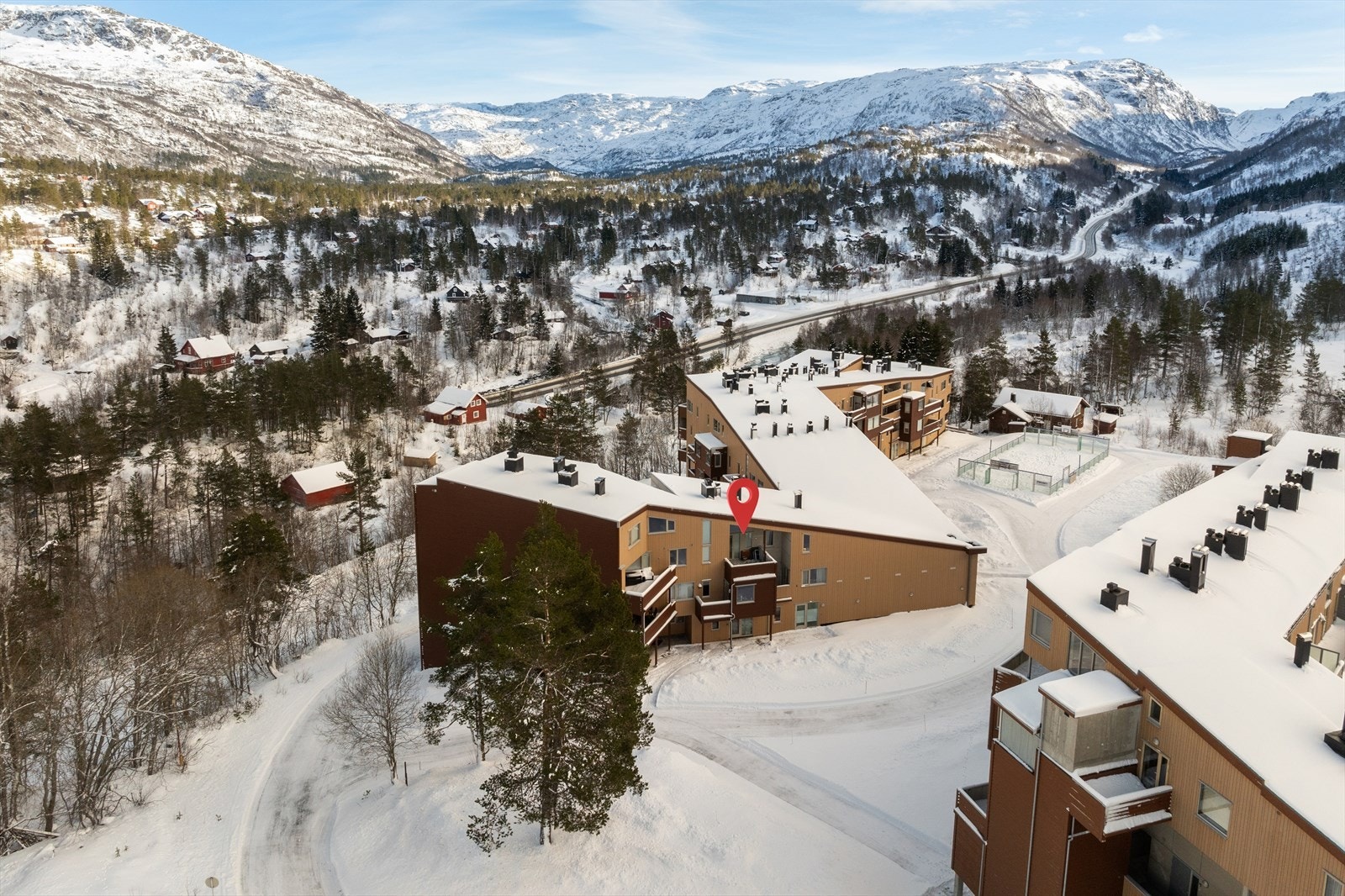 Nærmeste dagligvarebutikk er Joker Skarsmo som ligger kun en liten kjøretur unna. Galleribilde