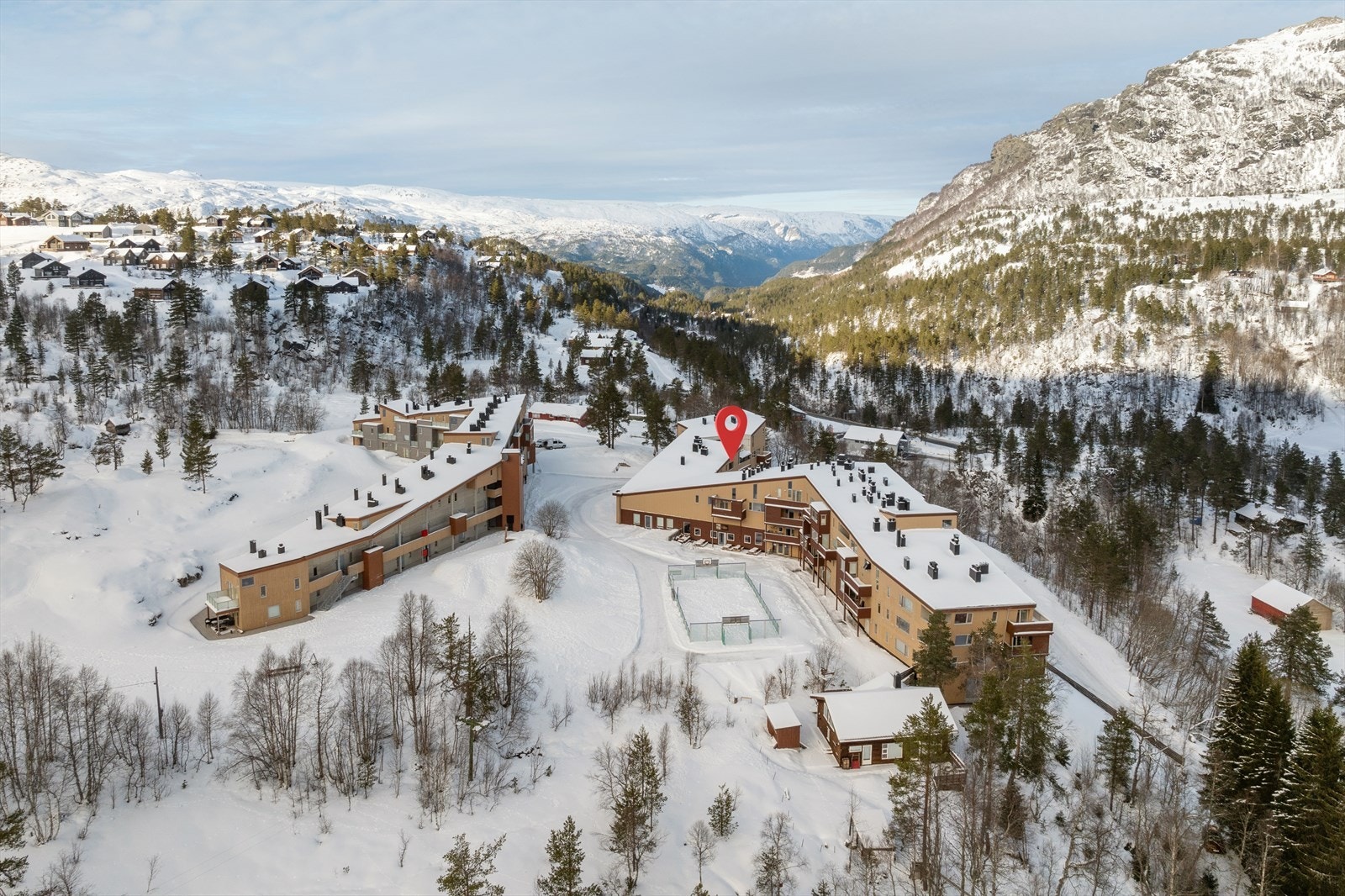 Sameiet byr på felles svømmebasseng, fotballbinge, akebakke og restaurant mm. Galleribilde