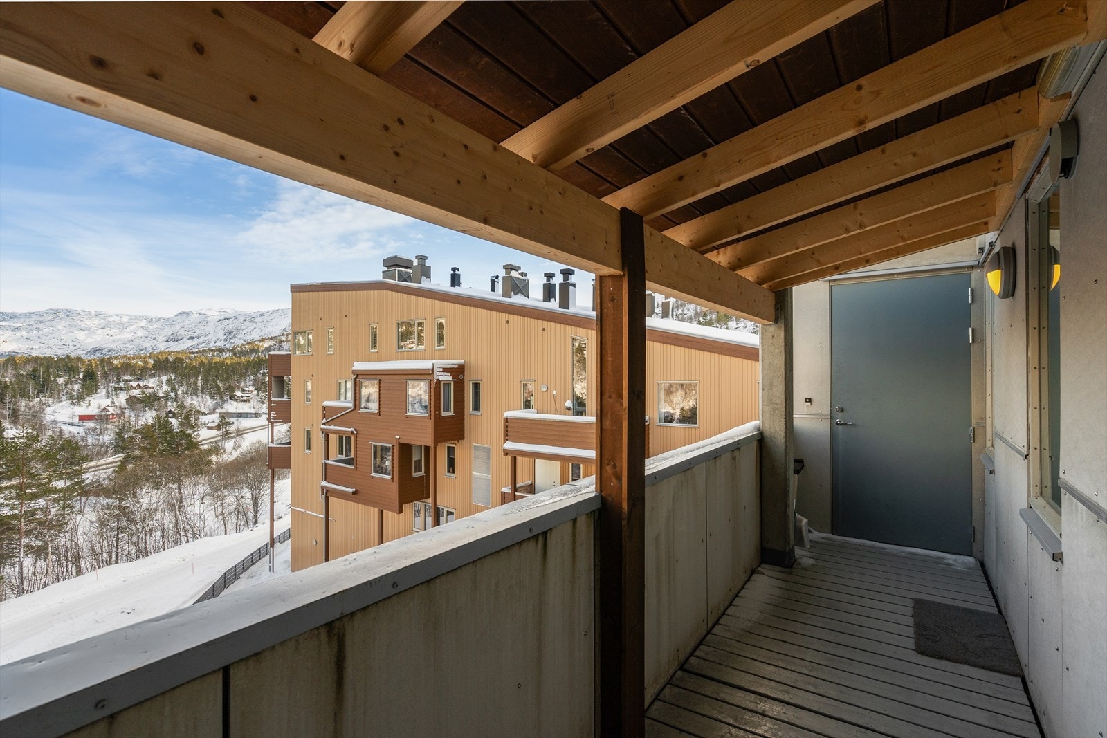 Leiligheten har enkel adkomst via felles trappegang eller heis. Her kan man enkelt ta heisen tørrskodd opp til leiligheten. Balkongen frem til leilighet er felles. Galleribilde