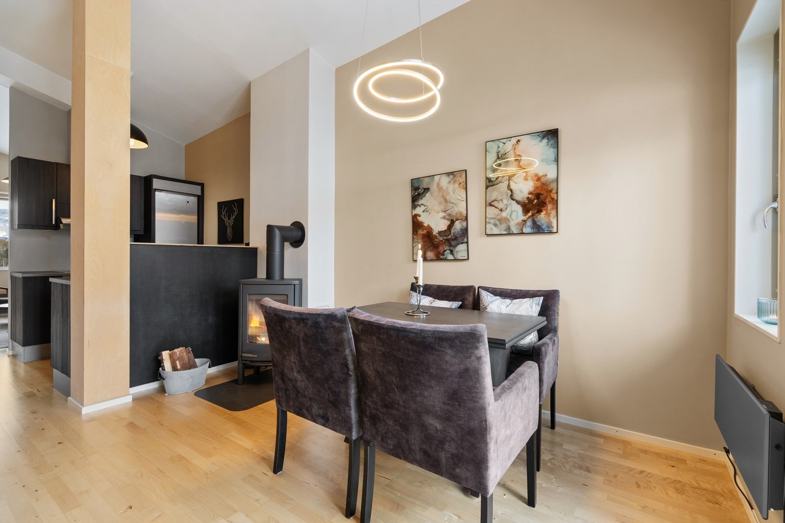 Åpen stue og kjøkkenløsning skaper en sosial og god atmosfære. Galleribilde