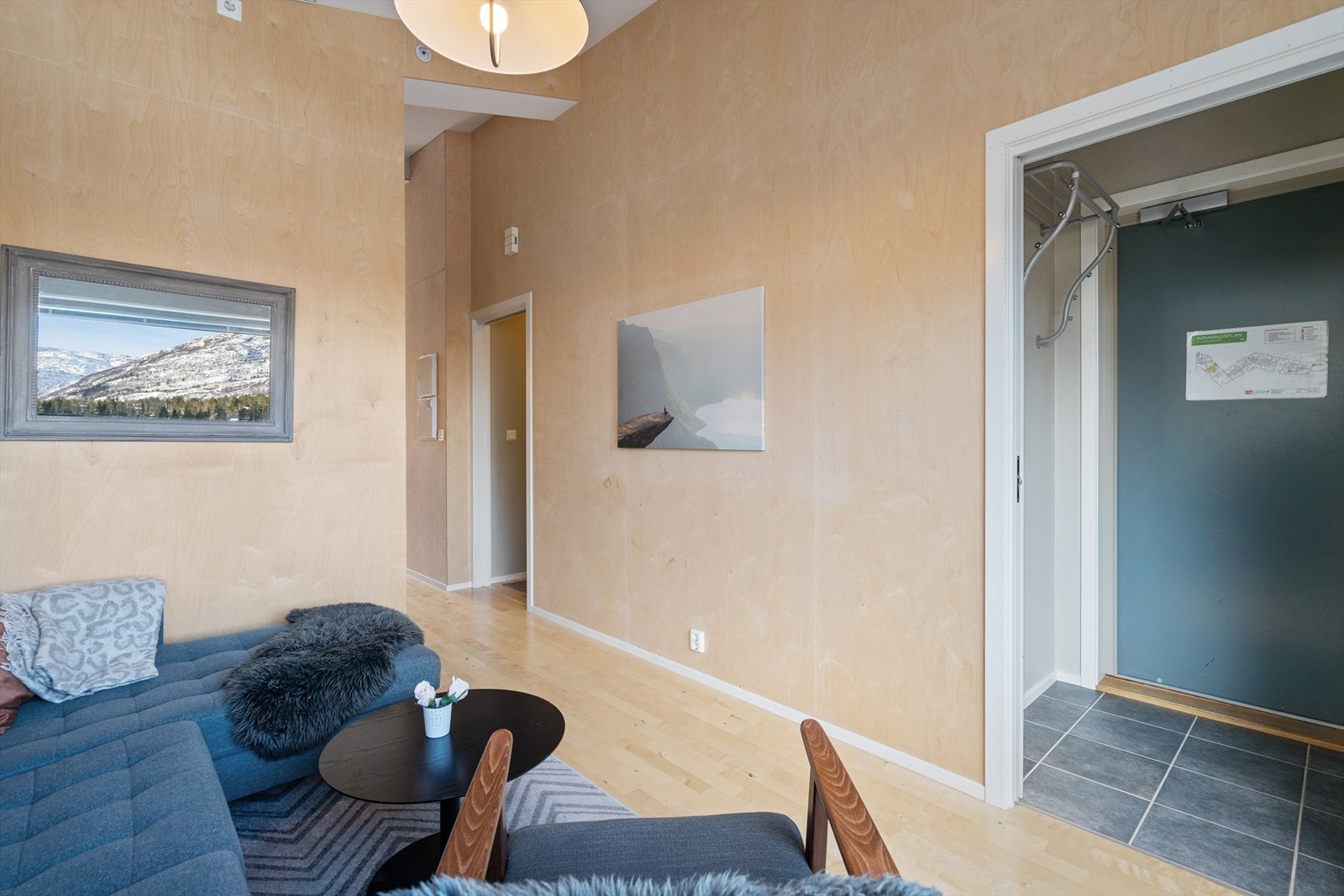 Det første som møter deg er en flislagt entré med plass til å henge fra seg yttertøy. Galleribilde