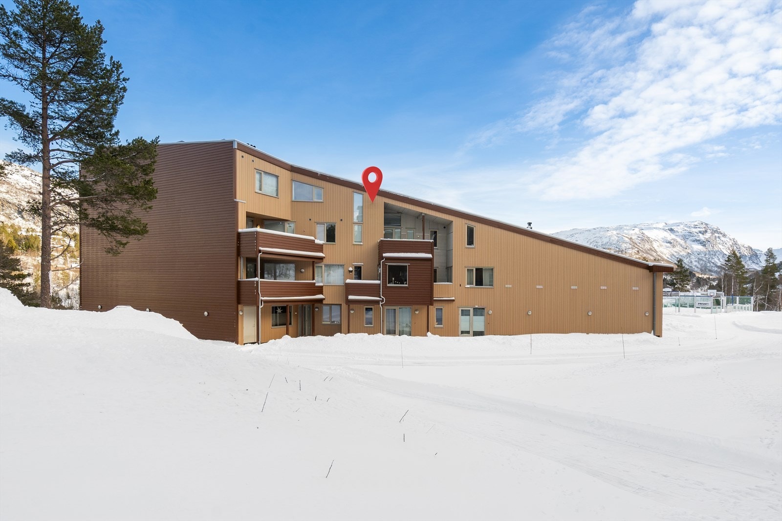 En kjøretur på ca. 25 min og du er i Odda sentrum som kan by på flere ulike butikker, vinmonopol, restauranter, kafèer m.m. Galleribilde