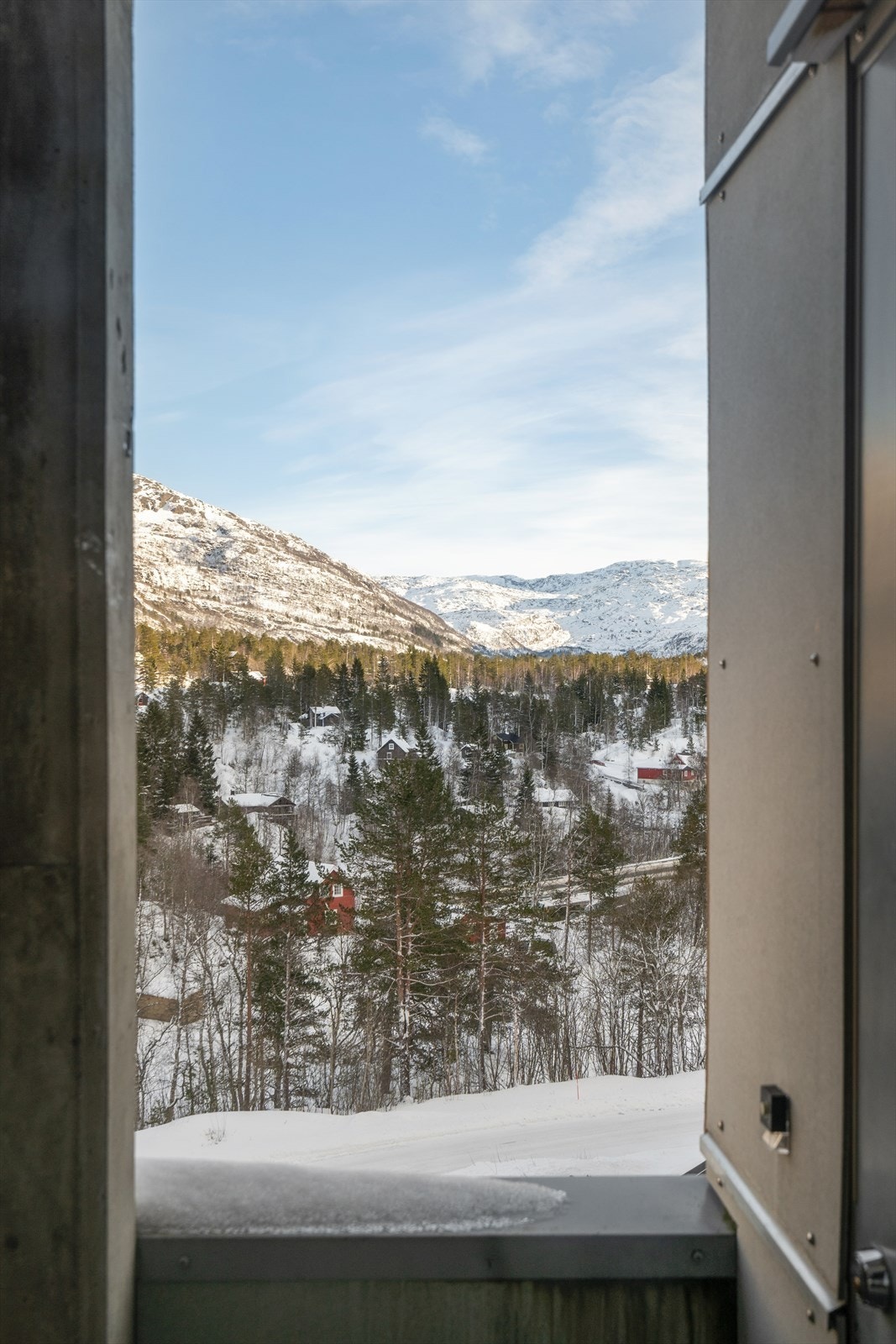 Leiligheten egner seg til både sommer og vinterbruk med flotte turområder rett utenfor døren om sommeren, samt preparerte skiløyper rett utenfor døren. Galleribilde