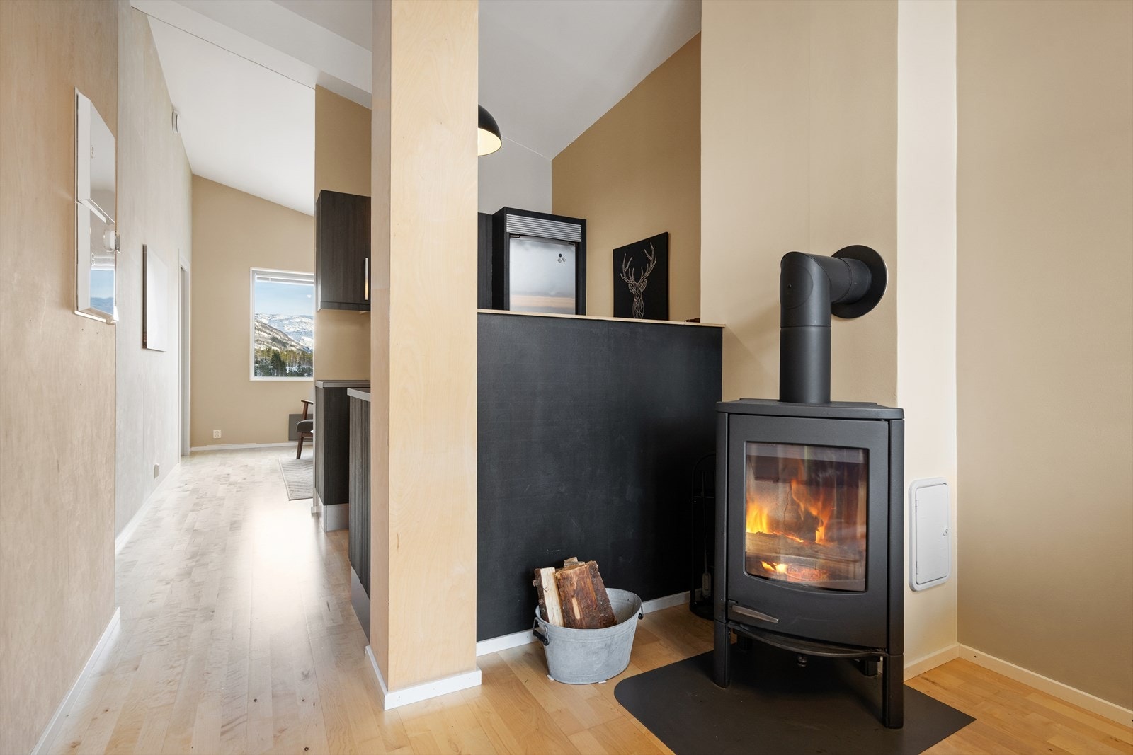 Planløsningen er praktisk hvor man finner kjøkkenet i midten av boligen, samt god plass til spisegruppe og sofagruppe i hver sin ende. Galleribilde