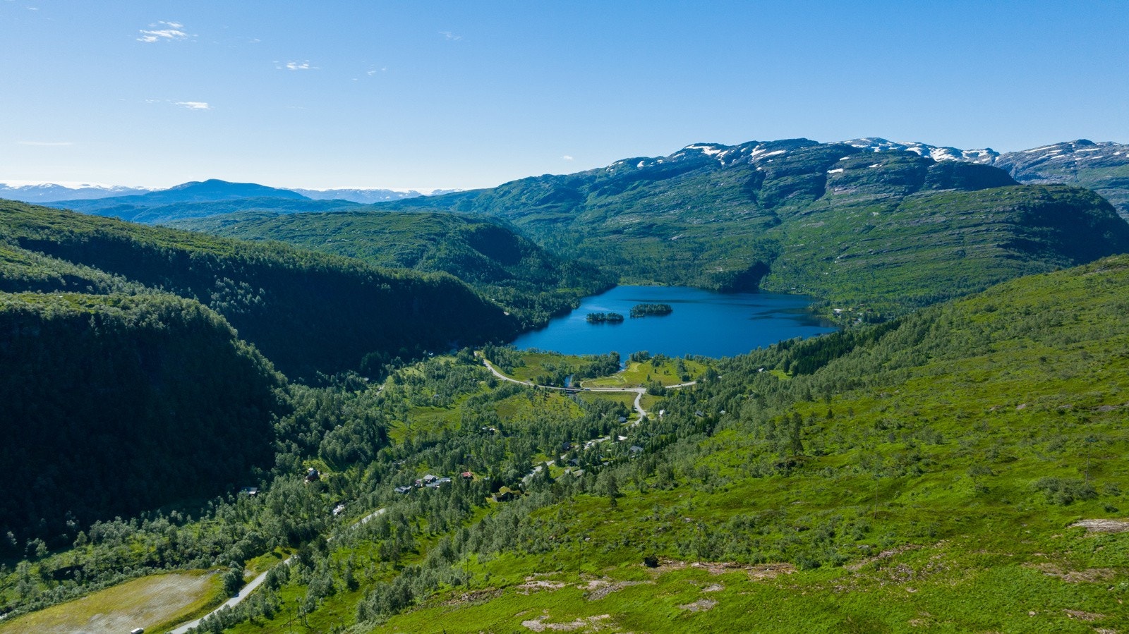 Sommerstid er dette området god tilrettelagt for fotturer, bading, fiske og jakt. Galleribilde