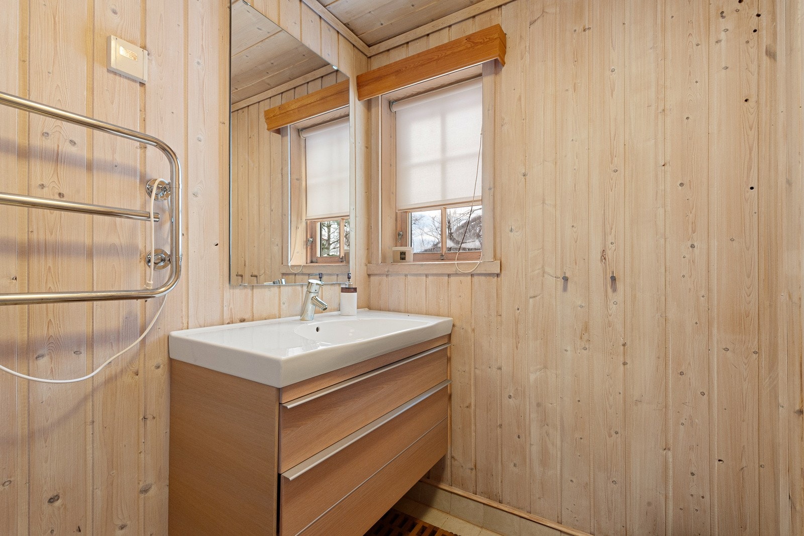 Bad nr to er på 4.8 m² | Dette badet har fliselagt gulv med varmekabler, dusjsone og fin innredning med heldekkende servant Galleribilde