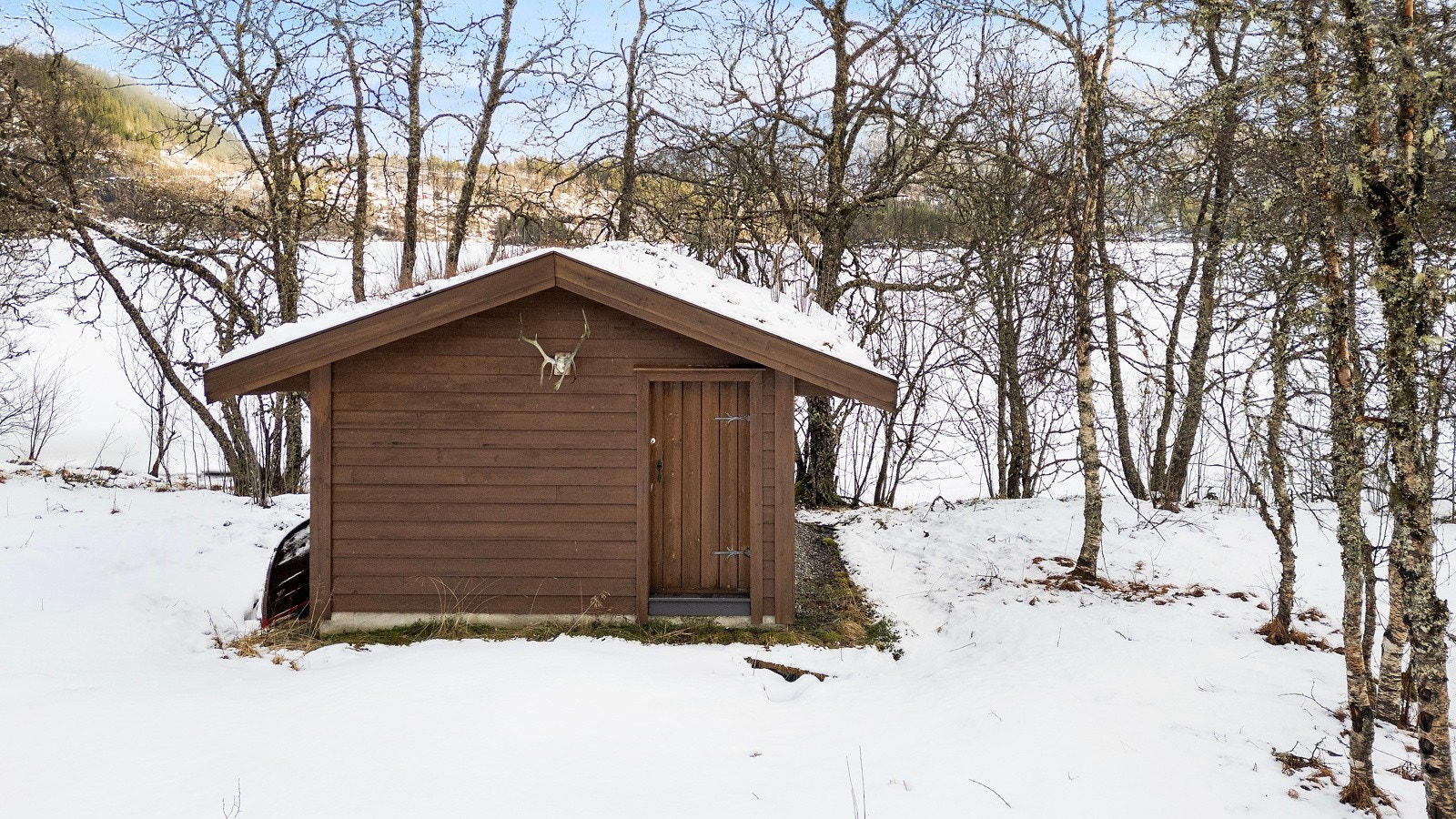 Naustet er på 21 m² og ble oppført på 1990-tallet | Her er det god plass til båt som brukes flittig om sommeren. Galleribilde