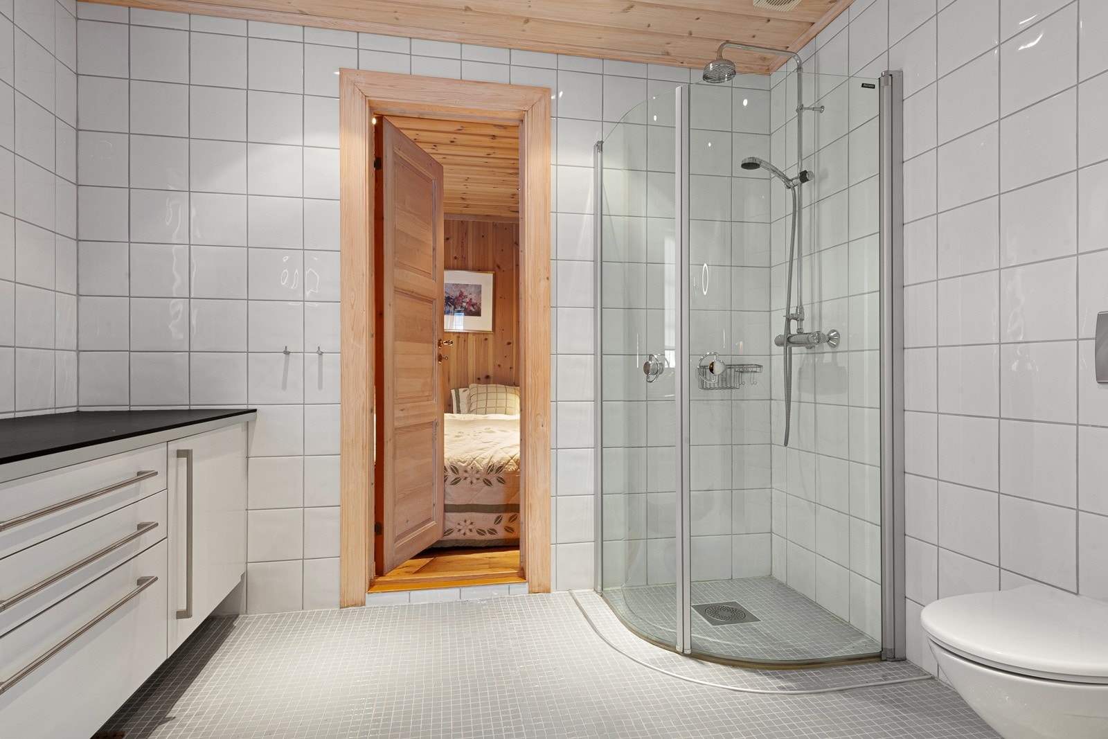 Baderom på 6.2 m² med fliselagte gulv og vegger | Badet er fra 2004 Galleribilde