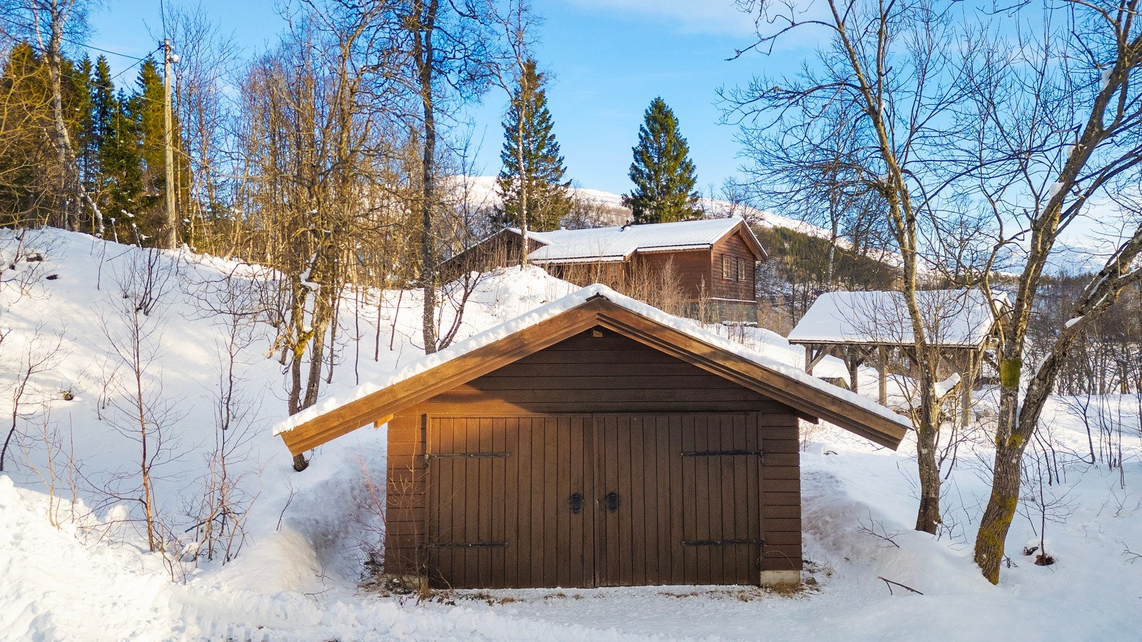Garasjen som er på 29 m² ble oppført på 1980-tallet Galleribilde