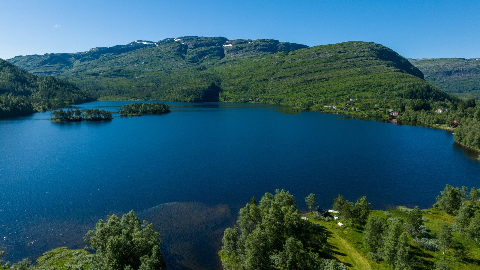 Bildet viser deler av Eikedalsvatnet som denne eiendommen har en ca 100 meters linje mot Galleribilde