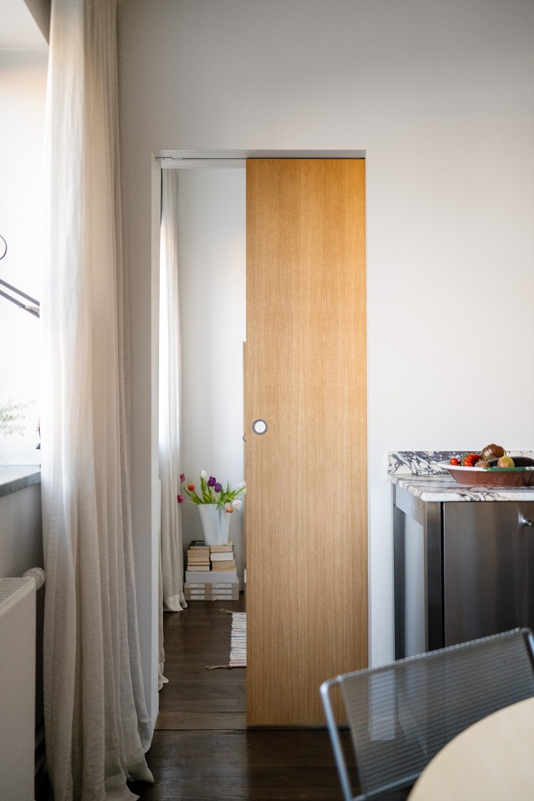 - Leiligheten har smarte løsninger - Skyvedør som avgrenser soverom og stue - Galleribilde