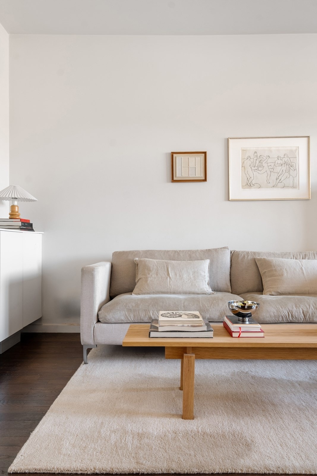 - Lys og stilren stue med plass til hyggelig sofagruppe - Galleribilde