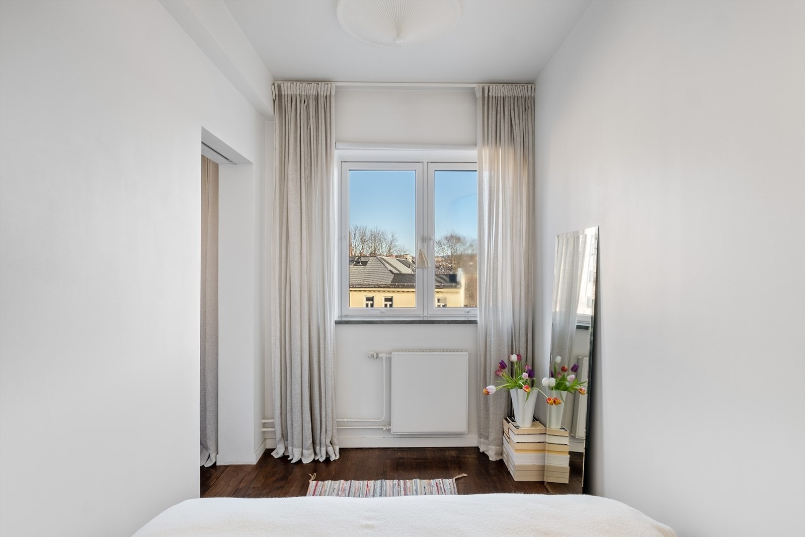 - Leiligheten varmes opp ved hjelp av radiatorer og elektrisk gulvvarme på bad - Galleribilde