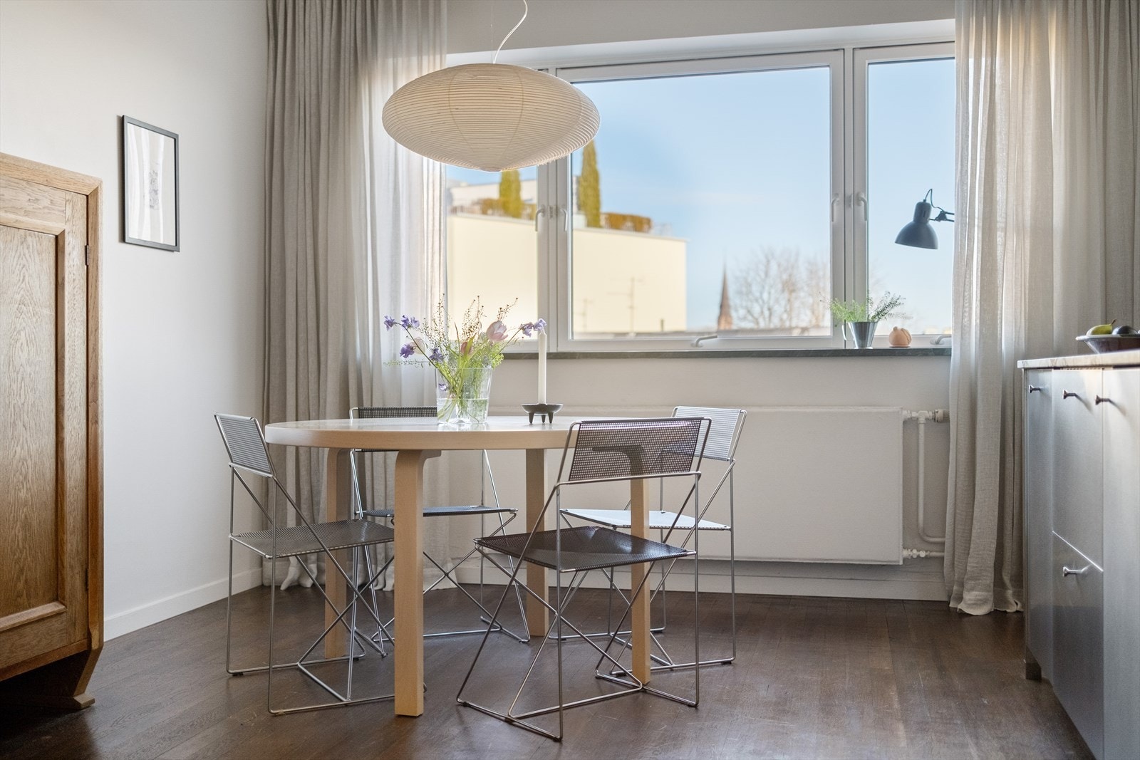 - Store vindusflater som gir rikelig med luft og lys - Galleribilde