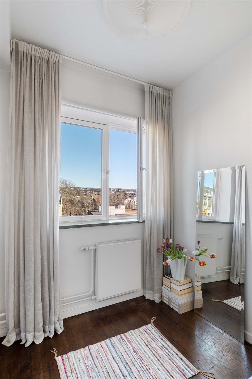 - Leiligheten ligger høyt og fritt i 5. etasje med utsikt - Galleribilde