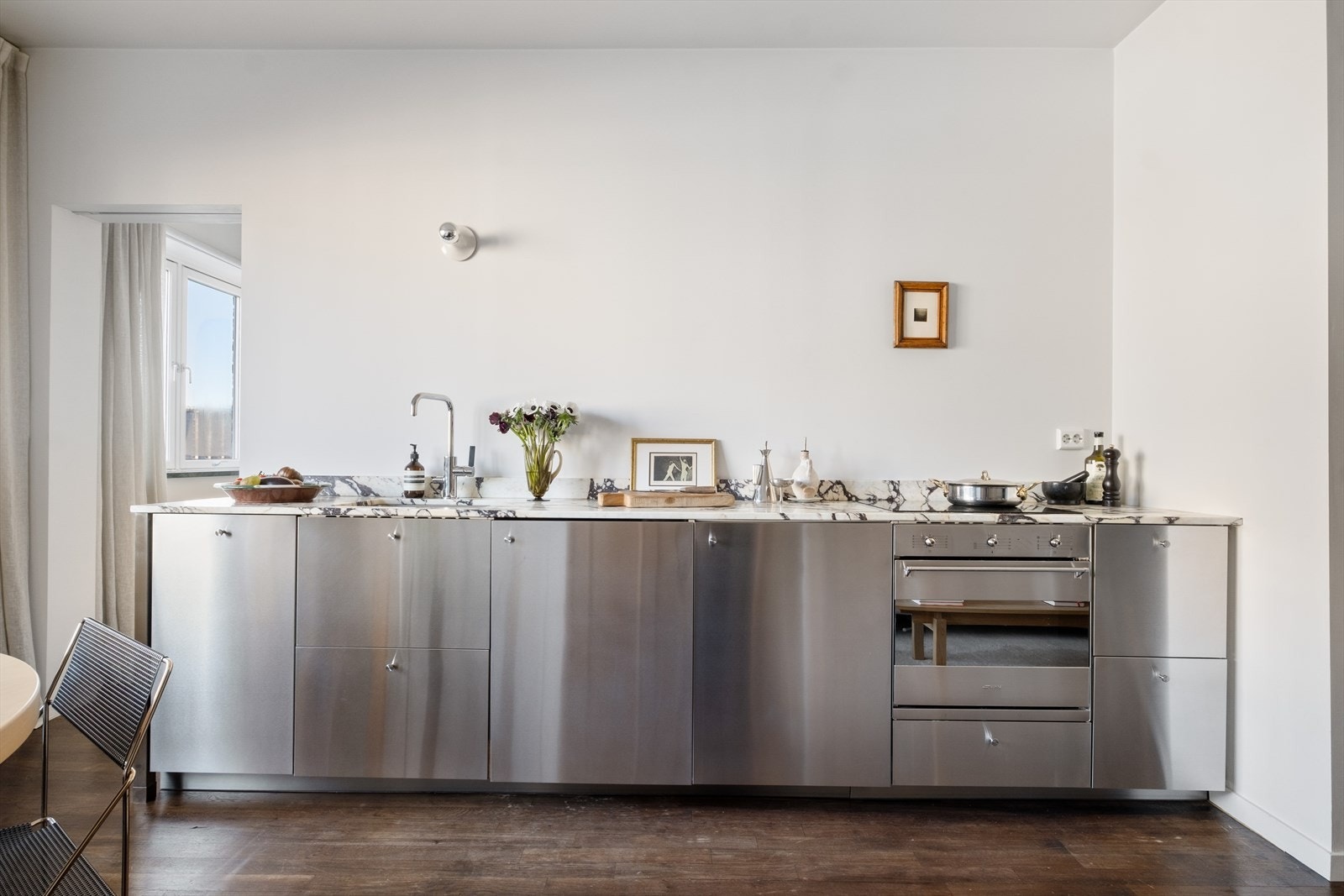 - Det er integrert oppvaskmaskin, stekeovn og platetopp - Galleribilde