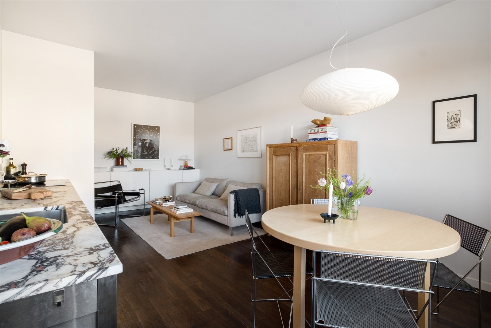 - Det er plass til både sofagruppe og en hyggelig spisegruppe - Galleribilde