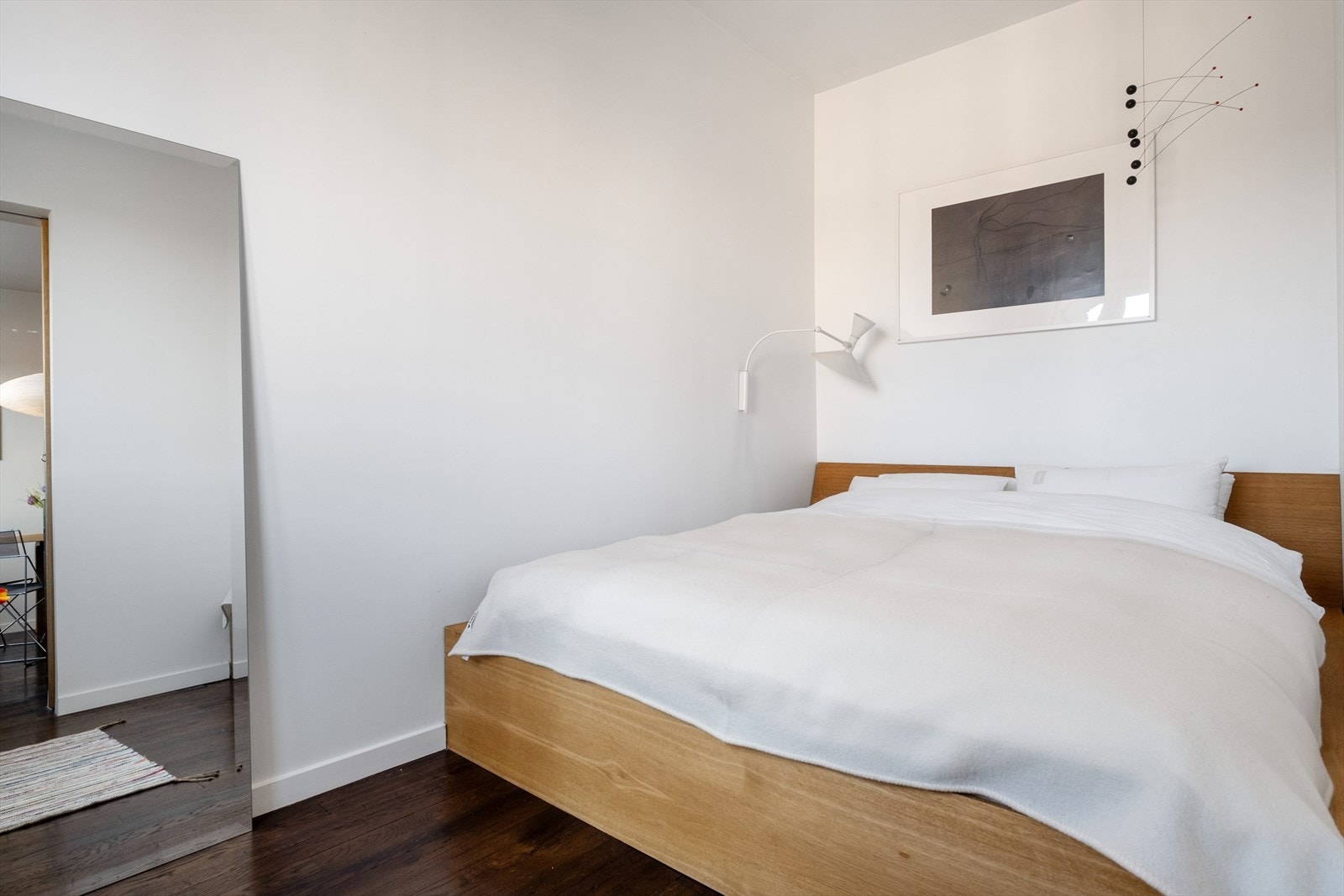 - Lyst og innbydende soverom med praktiske løsninger som plassbygget seng. - Galleribilde