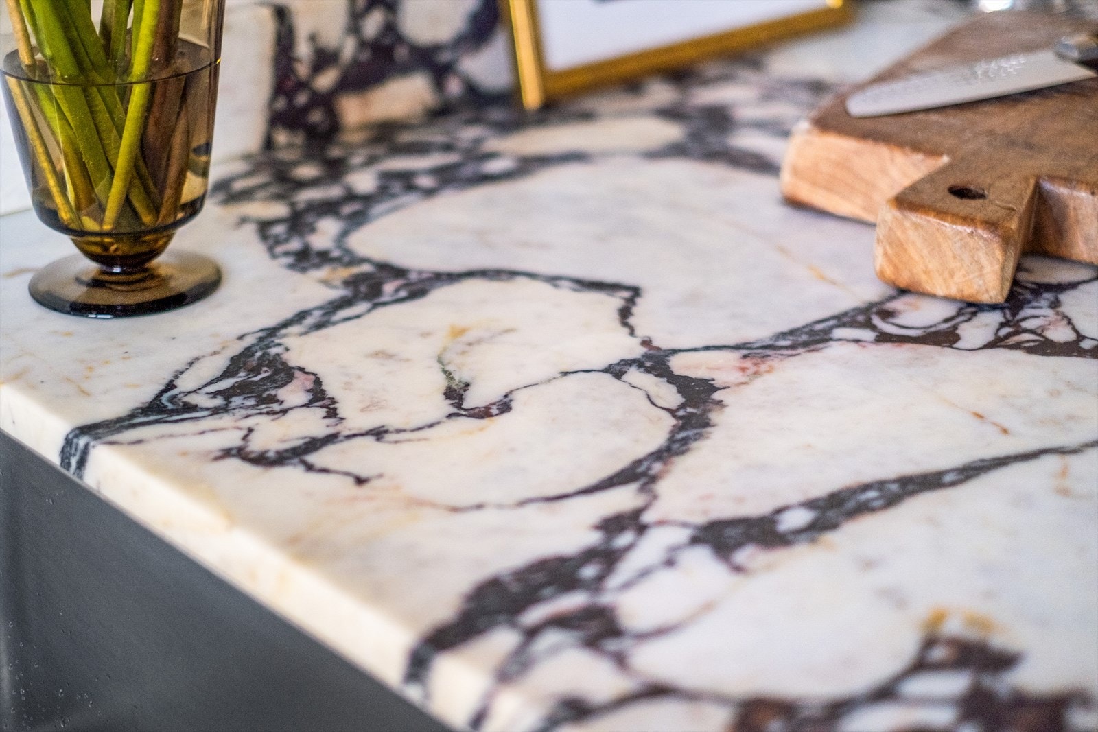 - Kjøkkenet har en elegant benkeplate i Calacatta Viola marmor - Galleribilde