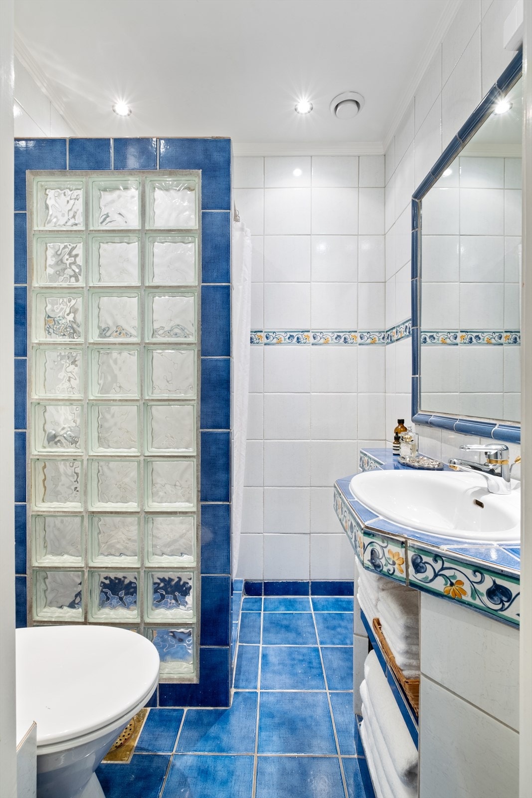 - Sjarmerende bad med nostalgiske detaljer. Elektrisk gulvvarme, innredet med klosett, servant nedfelt i innredning og dusjhjørne plassbygget dusjnisje. Elektrisk styrt vifte. Soilrør ble tatt i regi av sameiet i 2023/2024 - Galleribilde