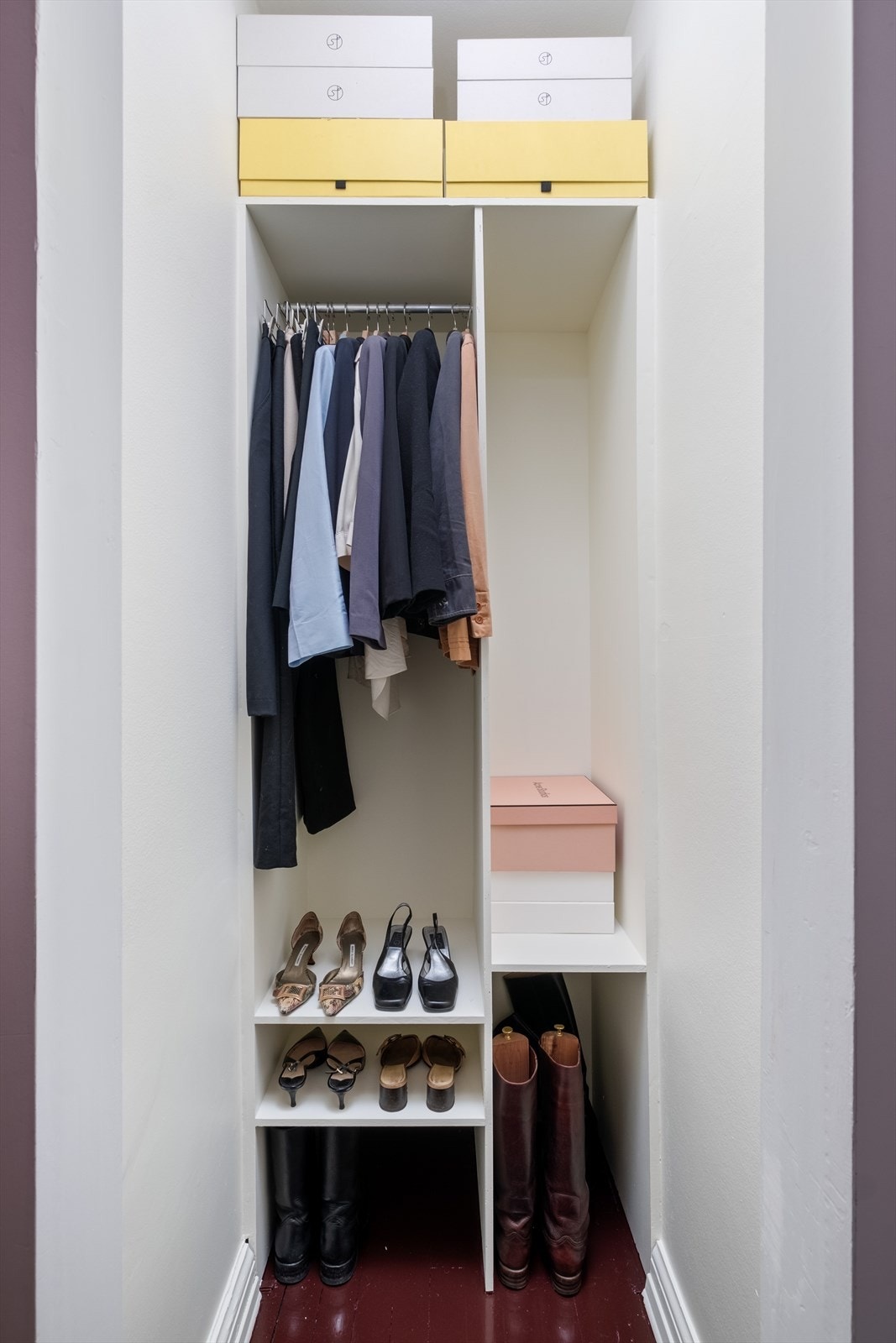 - Ekstra lagringsplass bak garderobeløsningen - Galleribilde