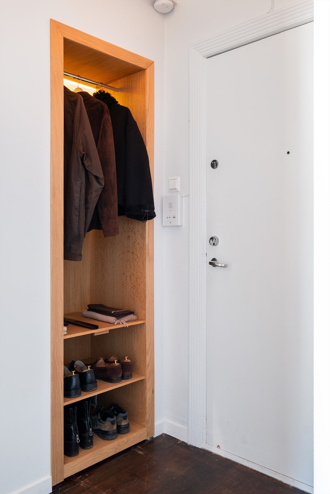 - Det er etablert en flott og praktisk garderobeløsning i nisje i gangen - Galleribilde