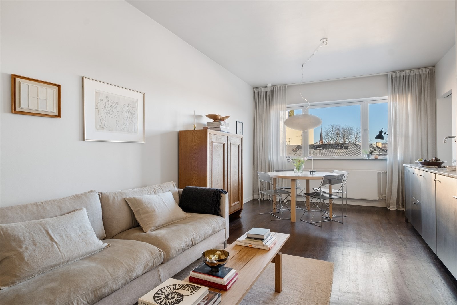 - Eikegulv, moderne innredning og smakfulle detaljer skaper en lun og innbydende atmosfære Galleribilde