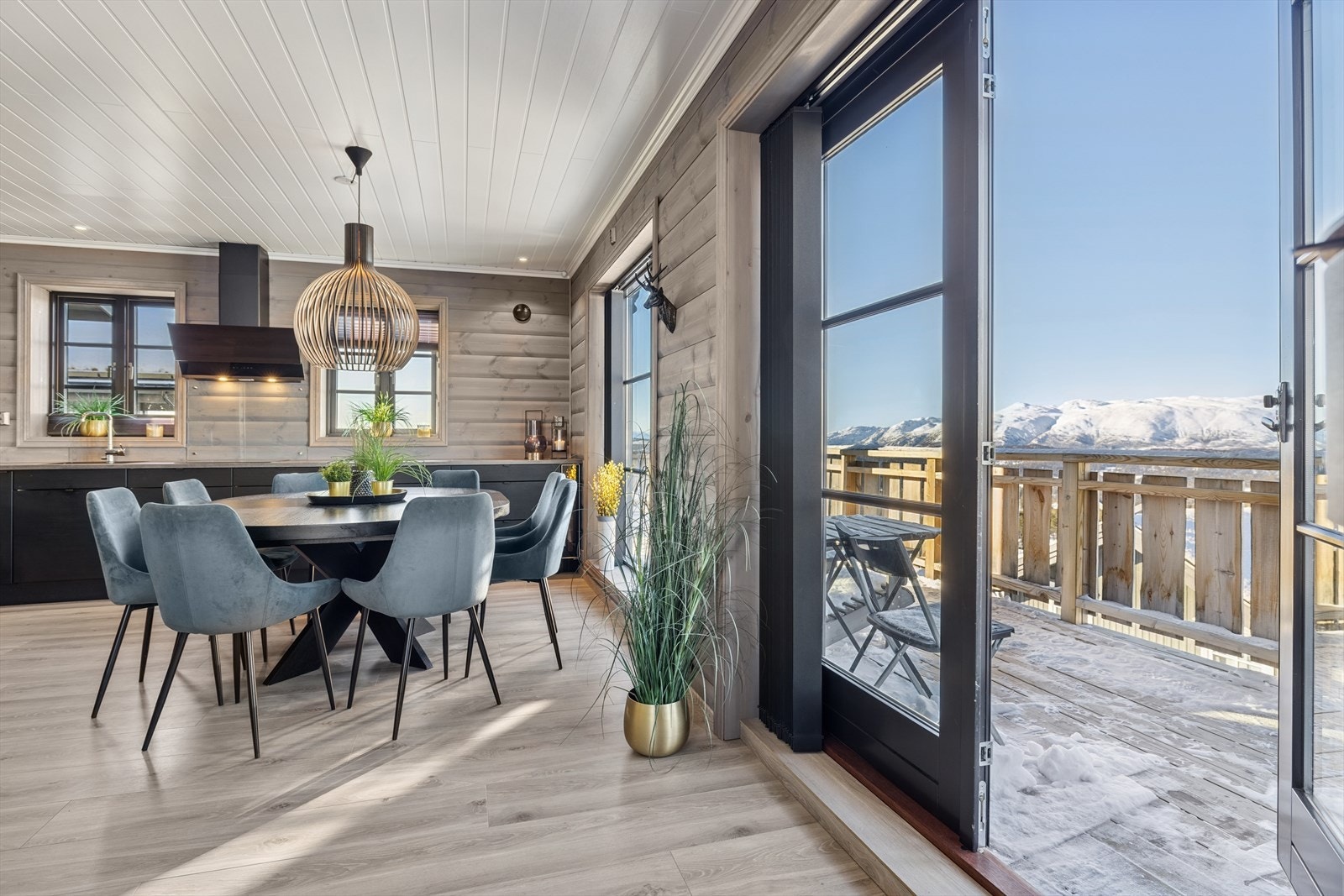 Fra stue og kjøkken har du doble dører ut til stor terrasse og veranda Galleribilde
