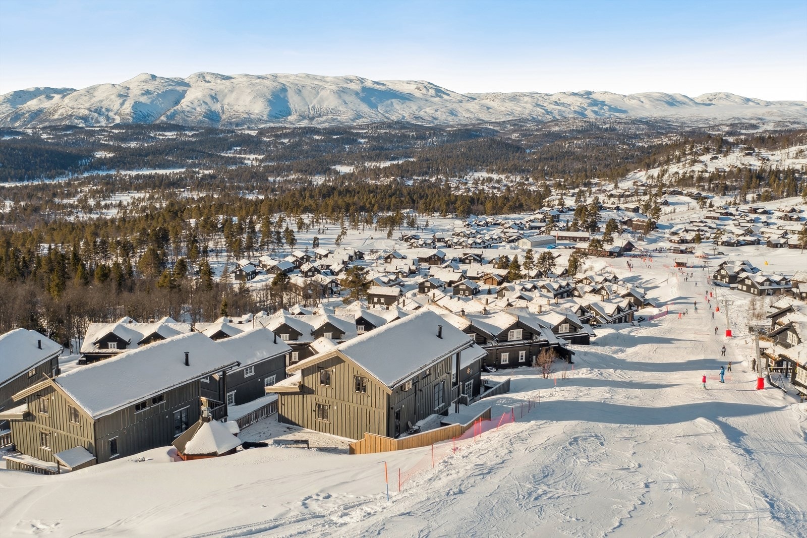Den grenser ut mot alpinbakken, noe som gjør det enkelt å nyte vinteraktiviteter rett utenfor døren. Denne plasseringen gir også en flott utsikt over omgivelsene og rikelig med sollys gjennom hele dagen. Galleribilde