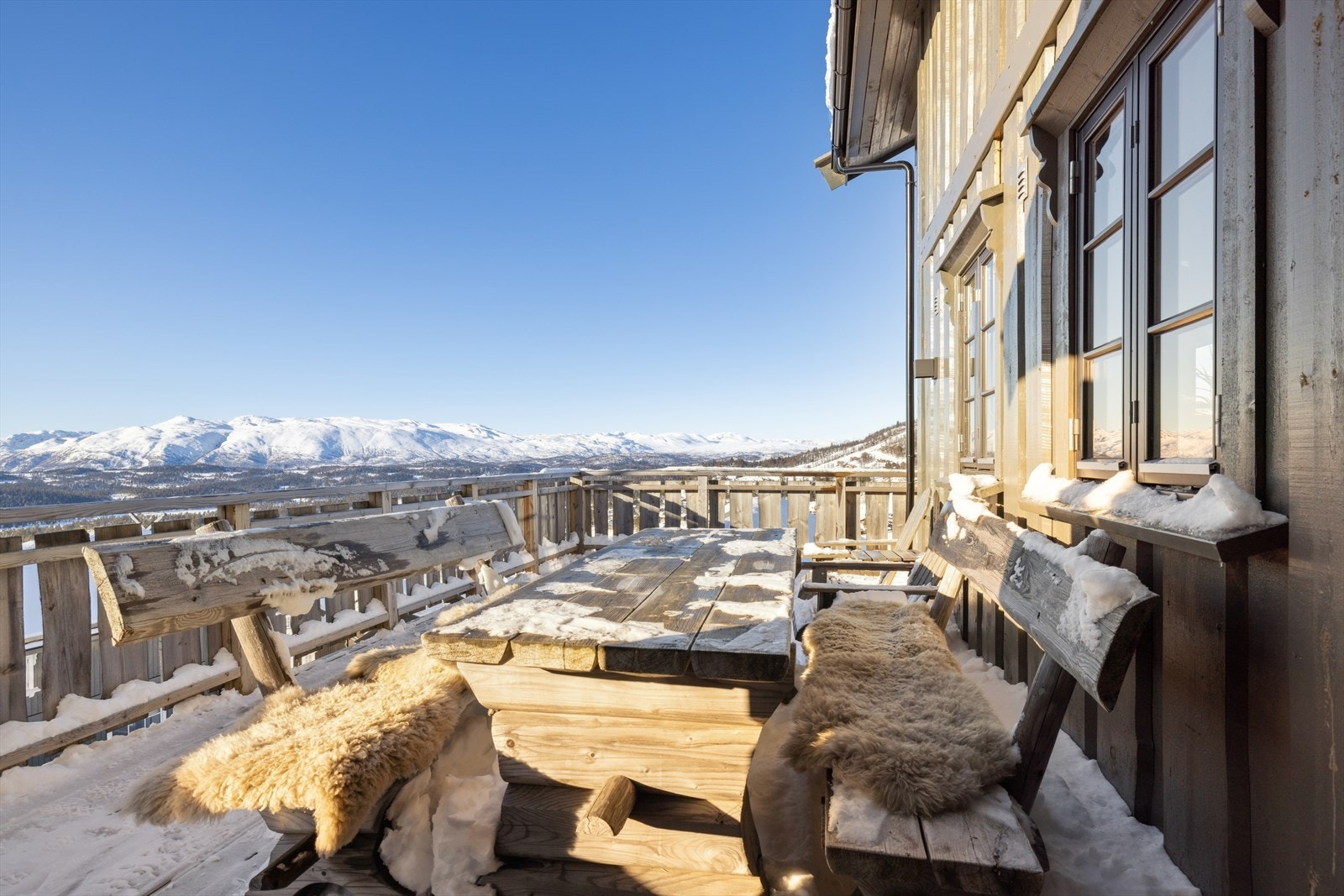 Denne lekre hytta er perfekt for storfamilien evt om en ønsker å invitere med venner og familie. Hytta kan by på hele 5 soverom, 2 bad, loftstue i tillegg til stue på hovedpan. Galleribilde