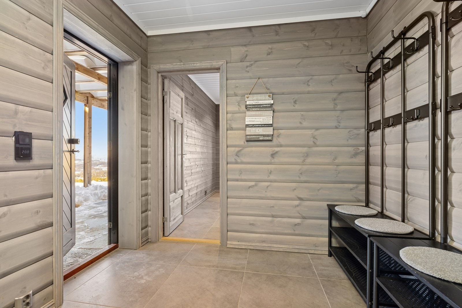 Du har en stor og god entré i hyttas underetasje. Galleribilde