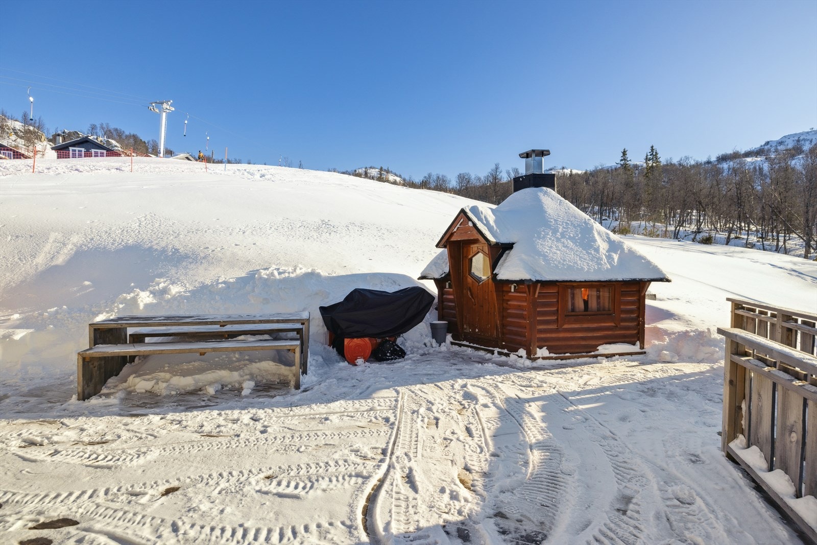 Koselig grillhytte som kan benyttes året rundt. Galleribilde