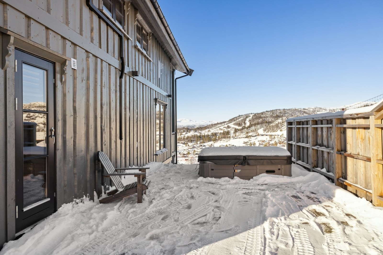 Hvis du elsker spa og følelsen av luksus, vil jacuzzien på terrassen gi deg muligheten til å slappe av og nyte utendørs velvære. Galleribilde