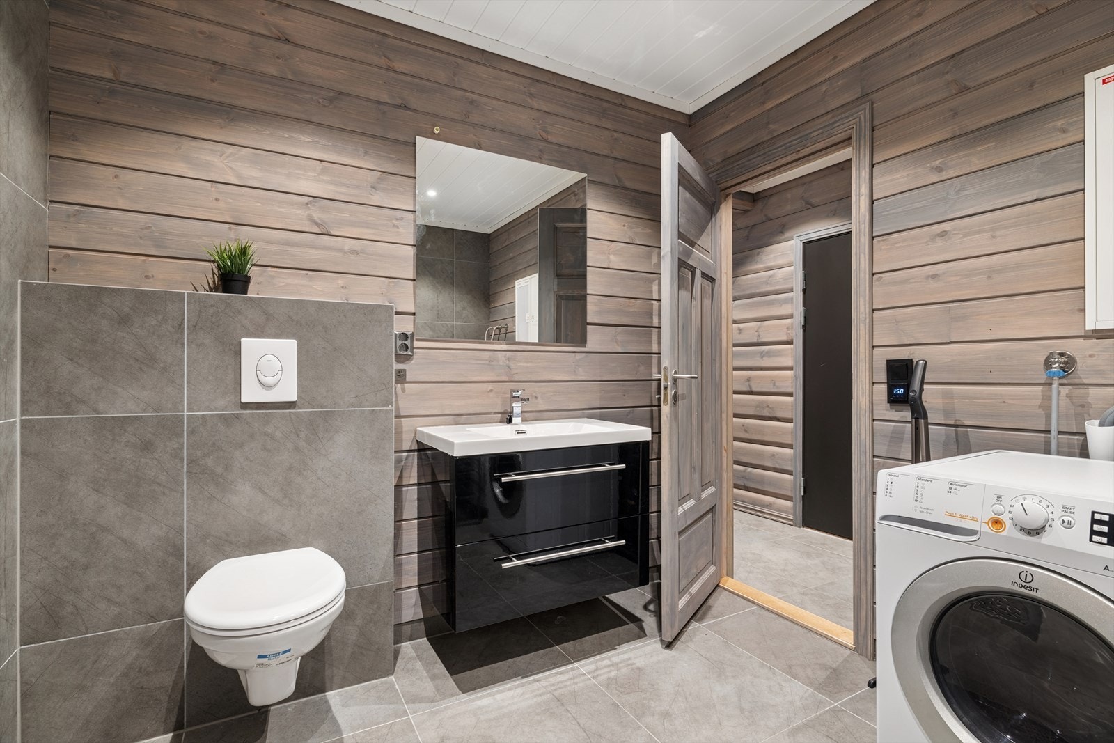 Vaskerommet med toalett er praktisk plassert i tilknytning til entréen i hytta. Galleribilde