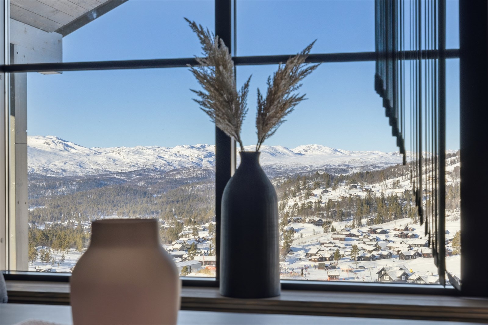 Hytta ligger i blindvei og grenser inn til friområde, alpinbakker og flotteste langrennsløyper på 944 moh. Galleribilde