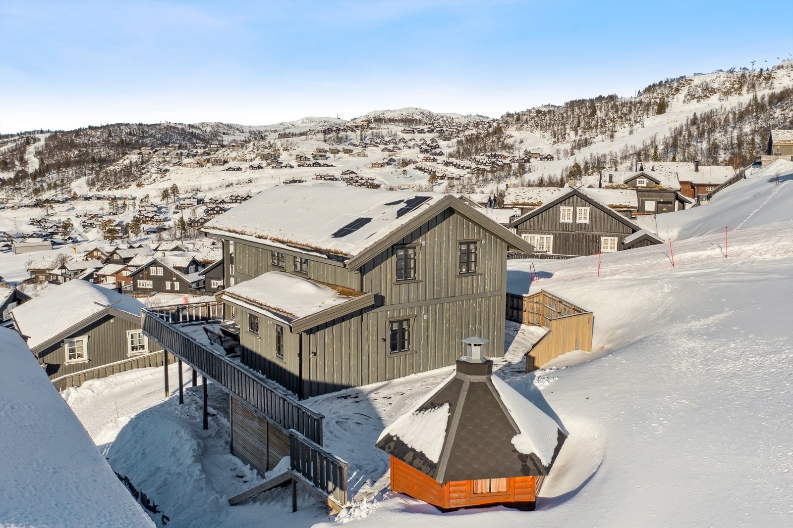 Hytta har rikelig med uteplass hvor du kan nyte solrike dager og latter. Koselig også med grillhytte. Galleribilde