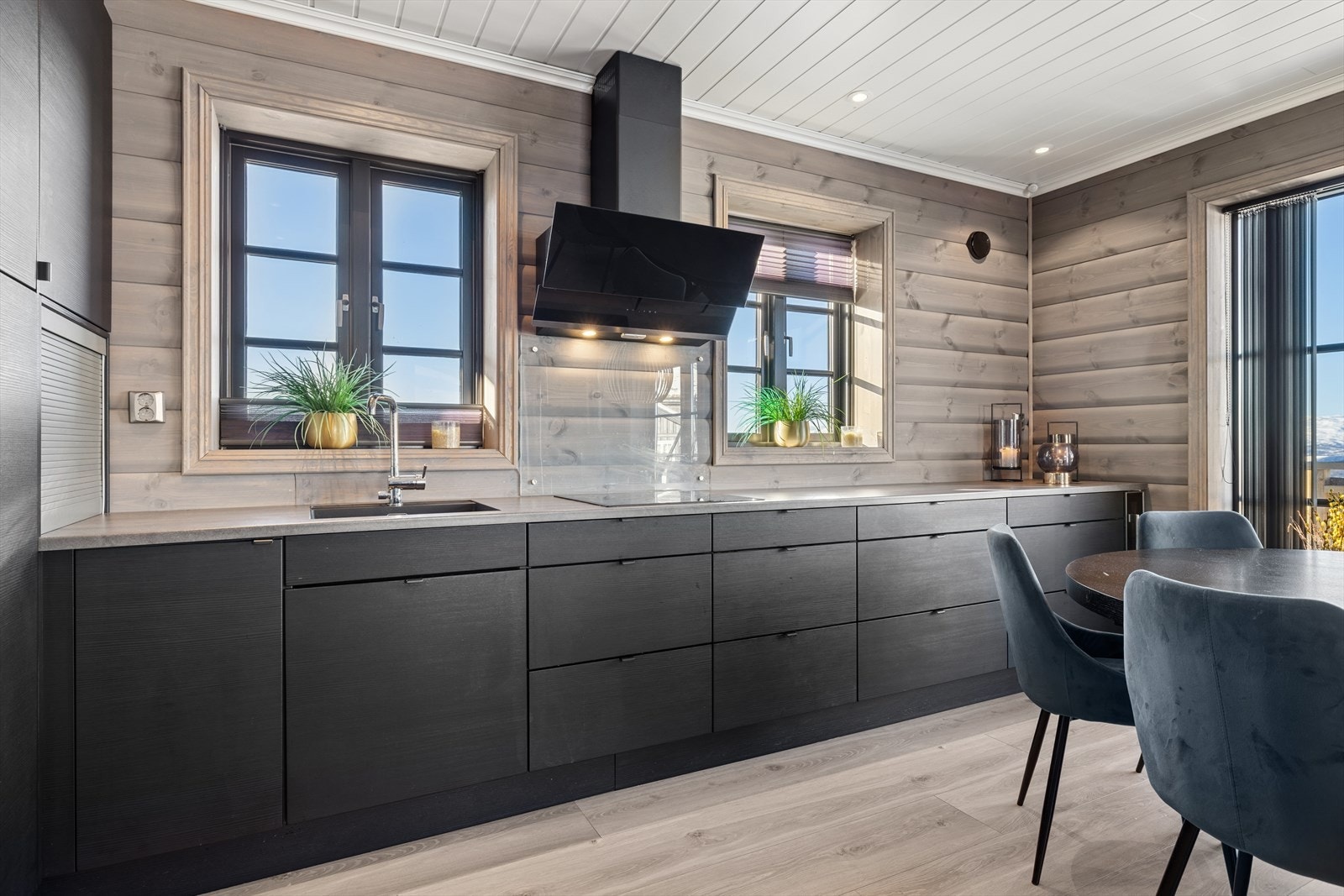 Lekkert og pent kjøkken med integrerte hvitevarer. Rikelig med benk- og skapplass. Galleribilde