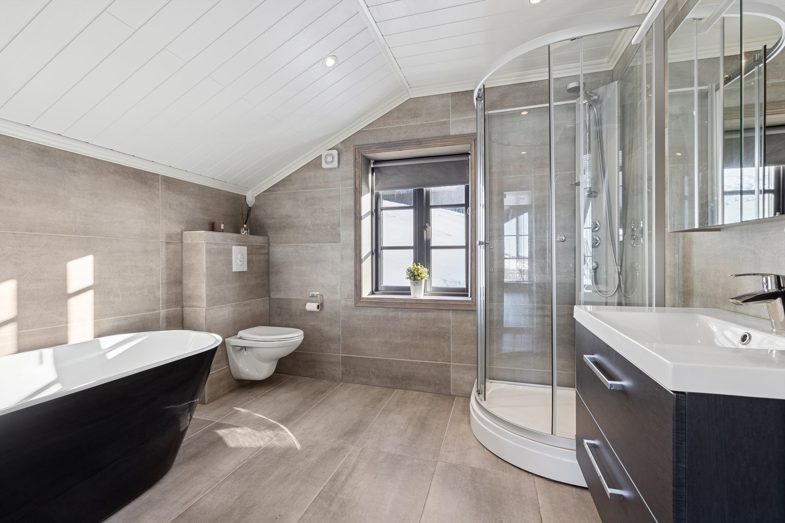 Baderom i andre etasje med servant, wc, dusk og badekar. Galleribilde