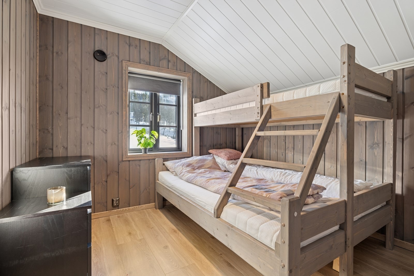 Du finner to romslige soverom i hyttas andre etasje. Galleribilde
