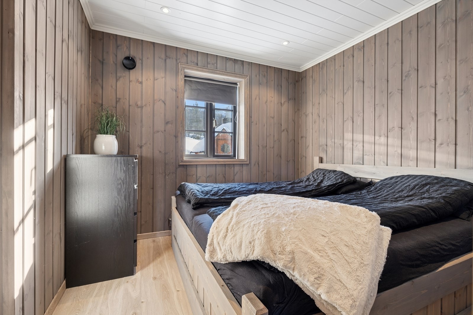 Hytta har hele 5 soverom. 2 soverom i hovedetasjen, alle soverom har plass til garderobeløsning. Galleribilde