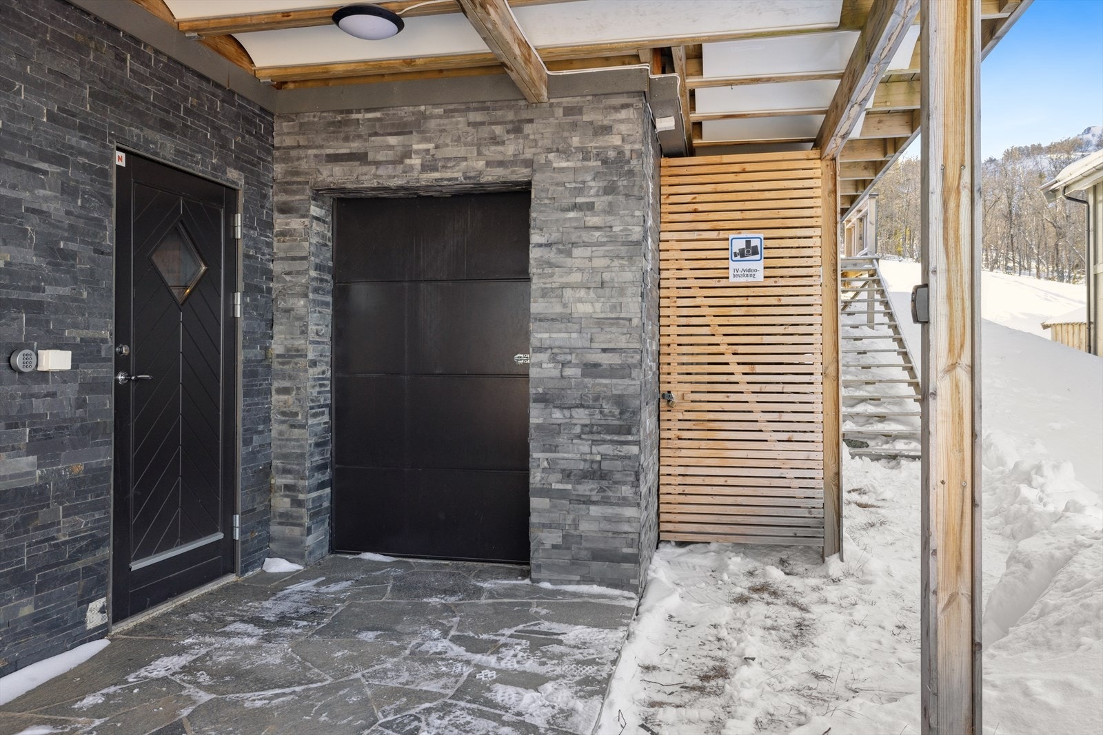 Praktisk med overbygd inngangsparti som gir beskyttelse mot vær og vind. I tilknytning til inngangen finner du en bod. Galleribilde