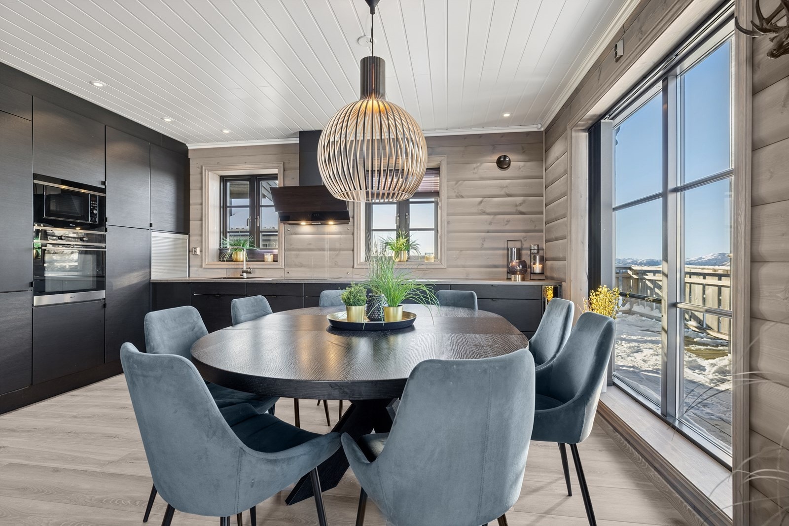 I tilknytning til kjøkkenet er det plass til spisebord med en nydelig utsikt Galleribilde