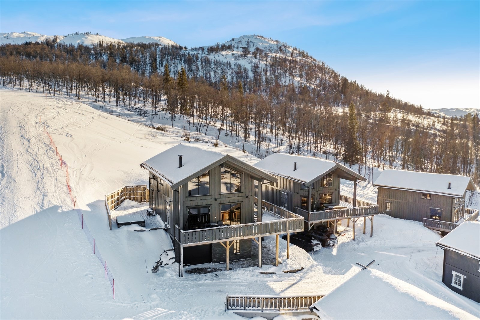 Med sin nord vestvendte beliggenhet, høyt i terrenget, har du sol hele dagen og en praktfull utsikt til fjellområdene rundt. Galleribilde